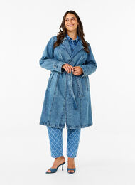 Trenchcoat i denim med belte, Blue Denim, Model