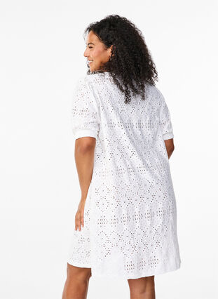 Zizzi Kort kjole med v-hals og hullmønster, Bright White, Model image number 1